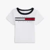 Babys-T-Shirt mit Flaggenstreifen-Logo und Ringer-Säumen Babys-T-Shirt mit Flaggenstreifen-Logo und Ringer-Säumen