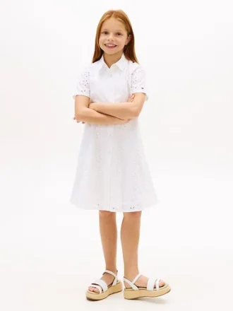 Besticktes Kinder-Hemdkleid mit Lochstickerei