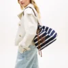 Bucket Bag mit Schriftzug-Monogramm und bretonischen Streifen Bucket Bag mit Schriftzug-Monogramm und bretonischen Streifen