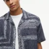 Camp-Hemd mit klassischer Passform und Bandana-Patchwork Camp-Hemd mit klassischer Passform und Bandana-Patchwork