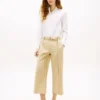 Chino mit Gürtel und weitem Bein Chino mit Gürtel und weitem Bein