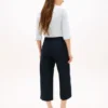 Chino mit Gürtel und weitem Bein Chino mit Gürtel und weitem Bein