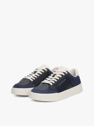 Court-Sneaker mit tonalem Logo