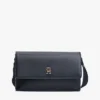 Crossbody-Tasche mit Klappe und genarter Oberfläche Crossbody-Tasche mit Klappe und genarter Oberfläche