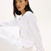 Denim-Damenjacke mit goldenen Knöpfen Denim-Damenjacke mit goldenen Knöpfen