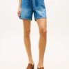 Denim-Shorts mit Gürtel und hoher Taille Denim-Shorts mit Gürtel und hoher Taille