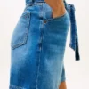 Denim-Shorts mit Gürtel und hoher Taille Denim-Shorts mit Gürtel und hoher Taille