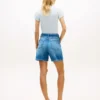 Denim-Shorts mit Gürtel und hoher Taille Denim-Shorts mit Gürtel und hoher Taille