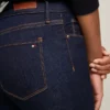 Dunkel gewaschene Skinny-Fit-Jeans mit mittlerer Leibhöhe Dunkel gewaschene Skinny-Fit-Jeans mit mittlerer Leibhöhe
