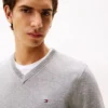 Einfarbiger Pullover mit V-Ausschnitt und Logo Einfarbiger Pullover mit V-Ausschnitt und Logo