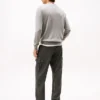 Einfarbiger Pullover mit V-Ausschnitt und Logo Einfarbiger Pullover mit V-Ausschnitt und Logo