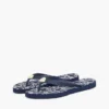 Flip-Flops mit Metallbeschlägen und TH-Schriftzug