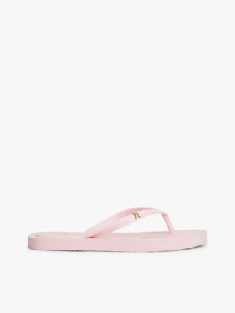 Flip-Flops mit Monogramm-Metallbeschlägen