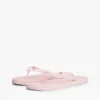 Flip-Flops mit Monogramm-Metallbeschlägen