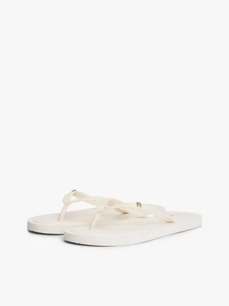 Flip-Flops mit Monogramm-Metallbeschlägen