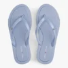 Flip-Flops mit Monogramm-Metallbeschlägen
