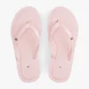 Flip-Flops mit Monogramm-Metallbeschlägen