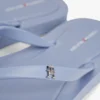 Flip-Flops mit Monogramm-Metallbeschlägen