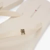 Flip-Flops mit Monogramm-Metallbeschlägen Flip-Flops mit Monogramm-Metallbeschlägen
