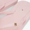 Flip-Flops mit Monogramm-Metallbeschlägen