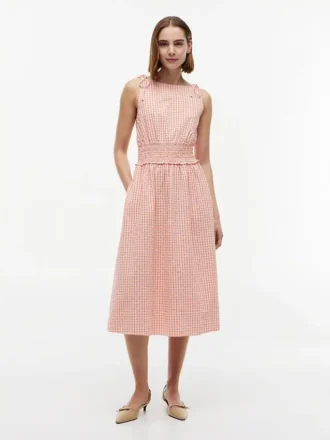 Gerafftes Gingham-Seersucker-Midi-Kleid