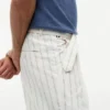 Gestreifte Hose aus Baumwoll-Leinen-Mischung mit Gürtel Gestreifte Hose aus Baumwoll-Leinen-Mischung mit Gürtel
