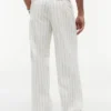 Gestreifte Hose aus Baumwoll-Leinen-Mischung mit Gürtel Gestreifte Hose aus Baumwoll-Leinen-Mischung mit Gürtel
