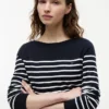 Gestreifter Pullover mit U-Boot-Ausschnitt