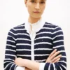 Gestreifter Strickcardigan mit Zopfmuster Gestreifter Strickcardigan mit Zopfmuster