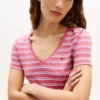 Gestreiftes „Favorite“-T-Shirt mit V-Ausschnitt Gestreiftes „Favorite“-T-Shirt mit V-Ausschnitt