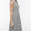 Gestreiftes, gerafftes Maxikleid aus Crêpe