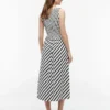 Gestreiftes, gerafftes Maxikleid aus Crêpe