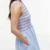Gestreiftes, gerafftes Midi-Kleid aus Popeline Gestreiftes, gerafftes Midi-Kleid aus Popeline