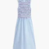 Gestreiftes, gerafftes Midi-Kleid aus Popeline Gestreiftes, gerafftes Midi-Kleid aus Popeline