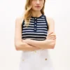 Gestreiftes Henley-Tanktop mit goldenen Knöpfen Gestreiftes Henley-Tanktop mit goldenen Knöpfen