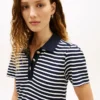 Gestreiftes Interlock-Polokleid mit goldenen Knöpfen Gestreiftes Interlock-Polokleid mit goldenen Knöpfen