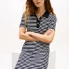 Gestreiftes Interlock-Polokleid mit goldenen Knöpfen Gestreiftes Interlock-Polokleid mit goldenen Knöpfen