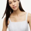 Gestreiftes Midi-Kleid aus Leinenmischung mit Stufenschnitt Gestreiftes Midi-Kleid aus Leinenmischung mit Stufenschnitt
