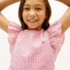 Gestreiftes Seersucker-Kleid mit Flatterärmeln für Kinder