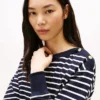 Gestreiftes Sweatshirt mit U-Boot-Ausschnitt und goldfarbenen Knöpfen Gestreiftes Sweatshirt mit U-Boot-Ausschnitt und goldfarbenen Knöpfen