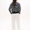 Gestreiftes Sweatshirt mit U-Boot-Ausschnitt und goldfarbenen Knöpfen Gestreiftes Sweatshirt mit U-Boot-Ausschnitt und goldfarbenen Knöpfen