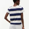 Gestreiftes T-Shirt mit gesticktem Schriftzug-Logo Gestreiftes T-Shirt mit gesticktem Schriftzug-Logo
