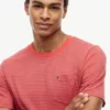Gestreiftes T-Shirt mit Tasche Gestreiftes T-Shirt mit Tasche