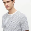 Gestreiftes T-Shirt mit Tasche Gestreiftes T-Shirt mit Tasche