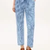 Gingham-Seersucker-Hose mit Gürtel und konischem Schnitt Gingham-Seersucker-Hose mit Gürtel und konischem Schnitt
