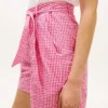 Gingham-Seersucker-Shorts mit Gürtel Gingham-Seersucker-Shorts mit Gürtel
