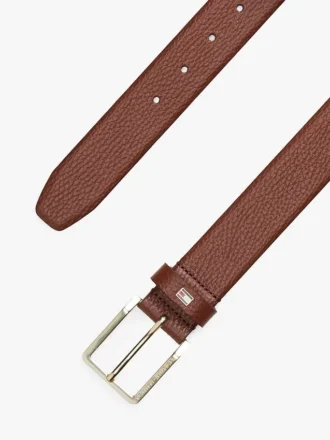 Gürtel aus genarbtem Leder mit quadratischer Schnalle