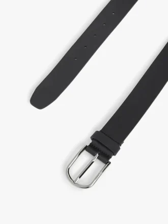 Gürtel aus glattem Leder mit runder Schnalle