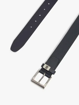 Gürtel aus strukturiertem Leder mit quadratischer Schnalle
