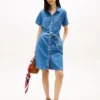 Gürtel-Shirtkleid aus mittelgewaschenem Denim Gürtel-Shirtkleid aus mittelgewaschenem Denim